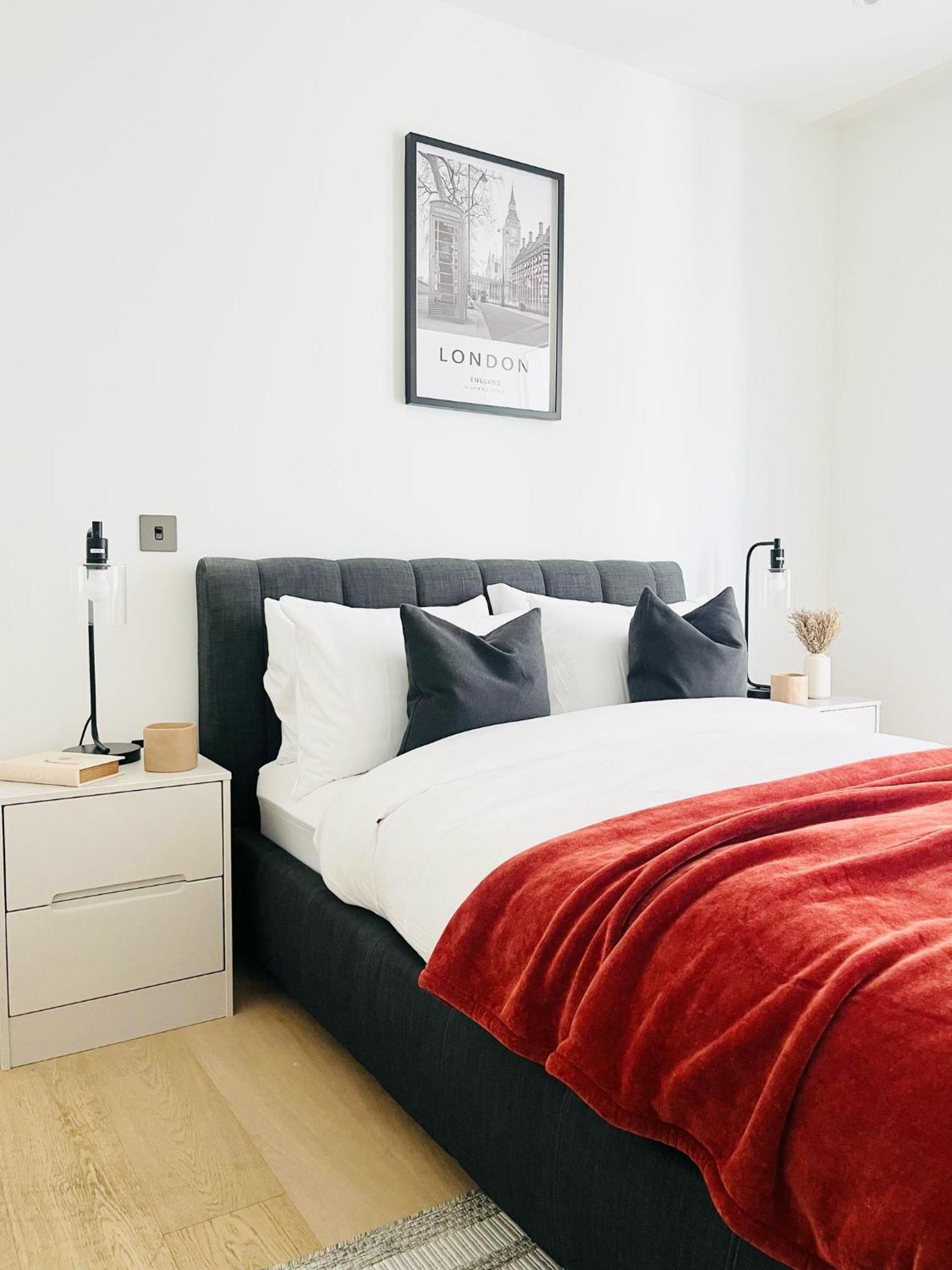 Luxury 2-bed 2-bath -white Living -steps To Tube Apartment London