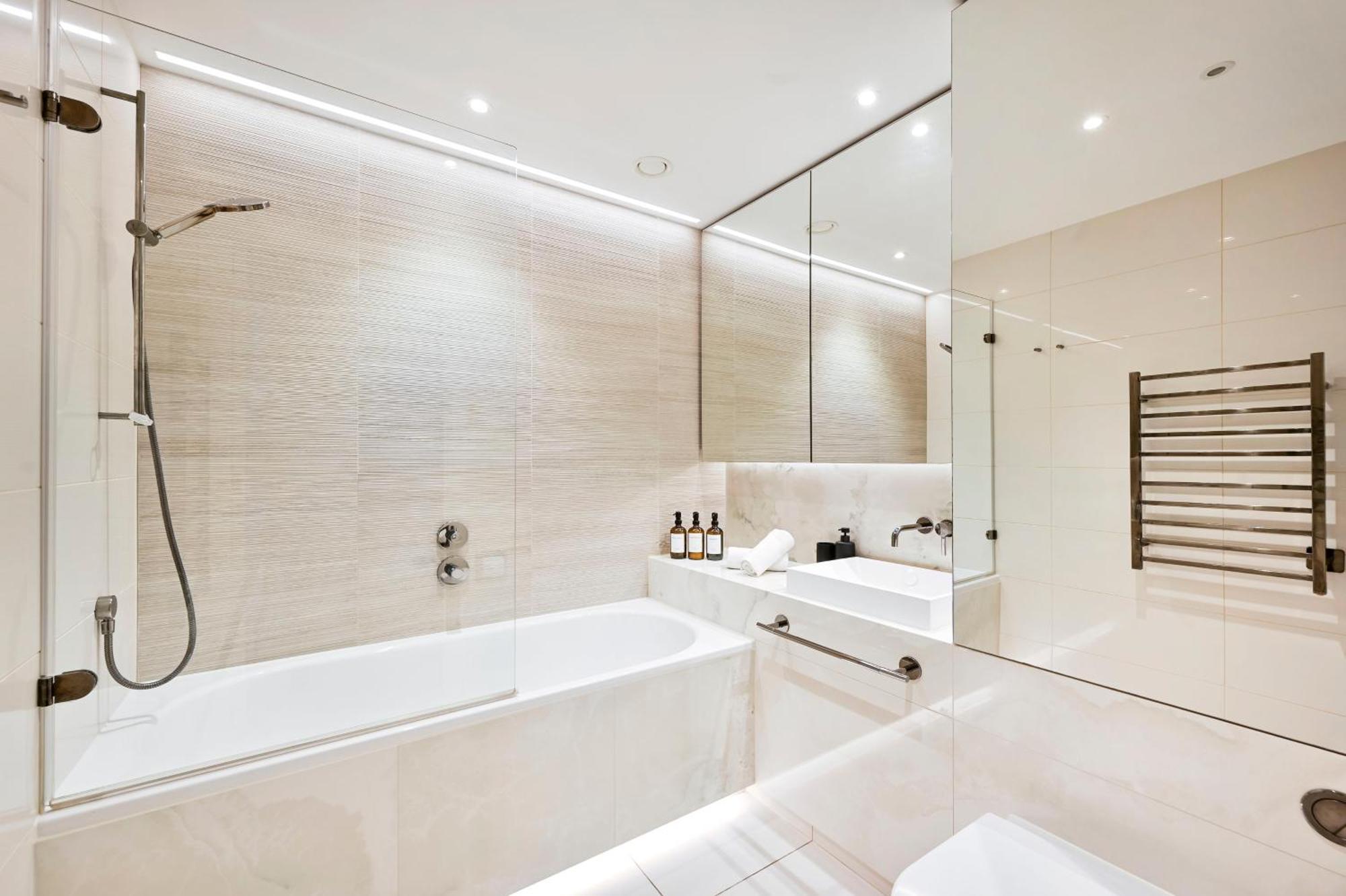 Luxury 2-bed 2-bath -white Living -steps To Tube Apartment *